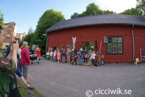 Kajsa Stinnerbom från Avdelningen för kulturutveckling hos Region Värmland berättade om hemslöjd på invigningen av Makerstation. 