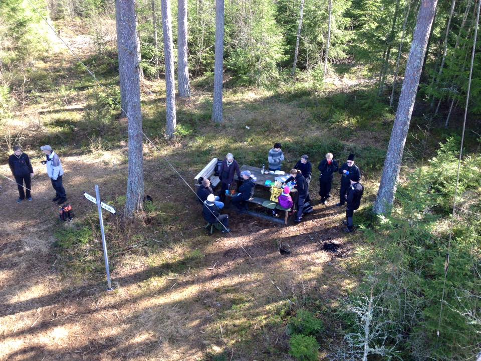 Föreningen brukar arrangera träffar vid fågeltornet på våren. Denna var välbesökt, före pandemin. Foto: PRIVAT