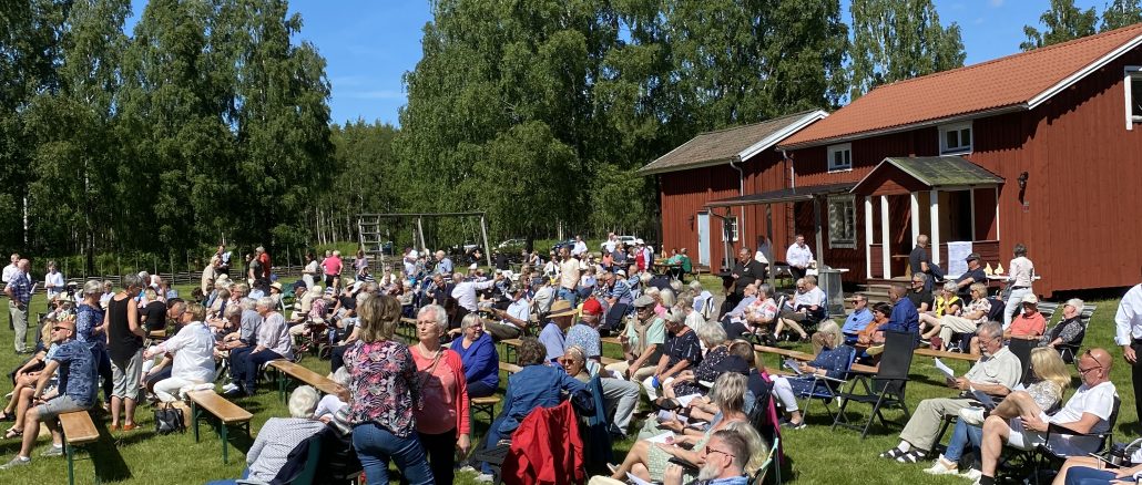 Publiken fick ta med sig egna stolar. Himlen var blå och solen sken. Foto: KALLE PERSSON