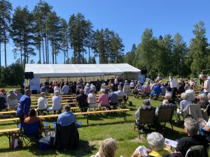 Kören och musikkåren hade sin scen under ett tält. Foto: KALLE PERSSON